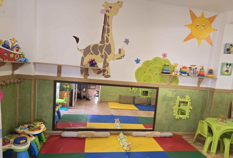 aula-bebes-espejo-guarderia-castilleja